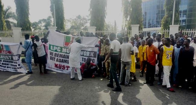 Protesters Storm APC National Secretariat, Demand Oshiomhole’s Resignation