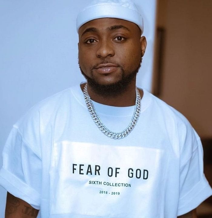 Davido Finally Fulfills His Promise; Gives 1 Million Naira Cash To Two Fans