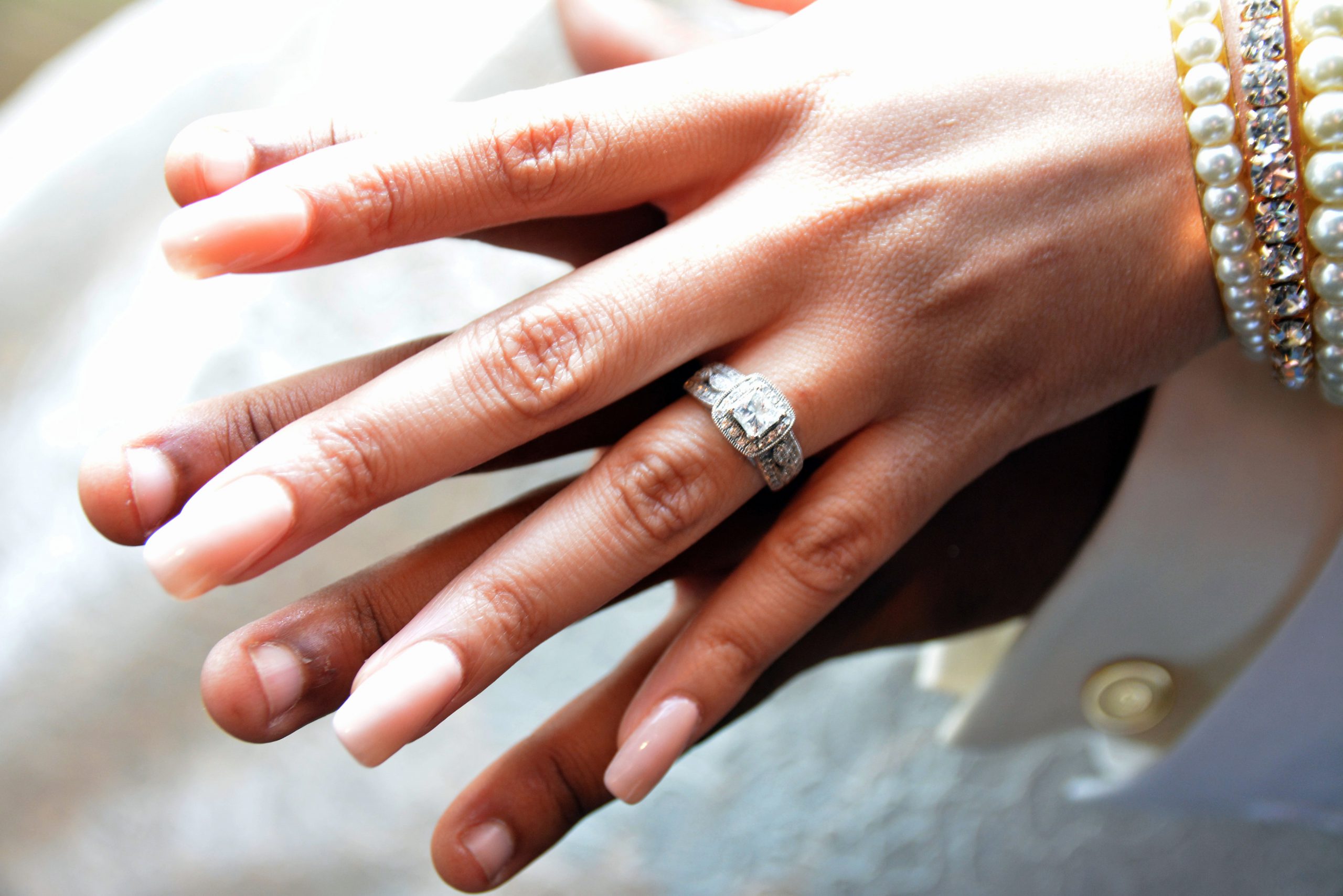 Lady Spotted Proposing To Her Boyfriend (Photo)