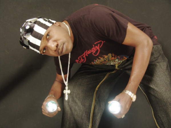 Singer Zaaki Azzay Steps Out Of His Car To Assist A Lady Being Bullied (Video)
