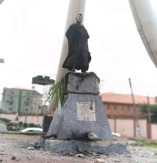 Mob burn Nnamdi Azikiwe’s statue in Anambra