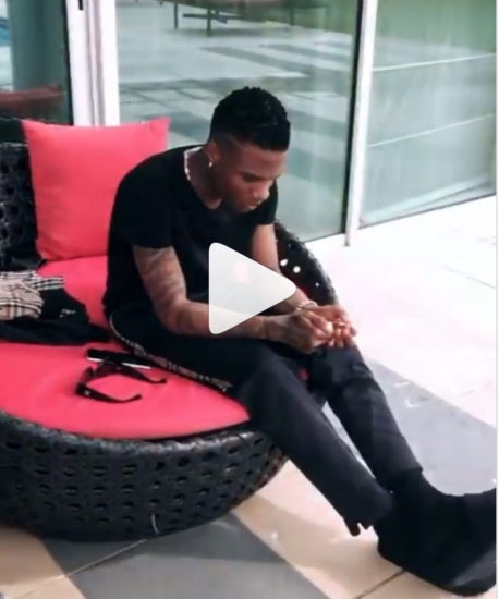 Wizkid’s addiction to smoking becomes the topic for gossip again after this video surfaced online (Watch)
