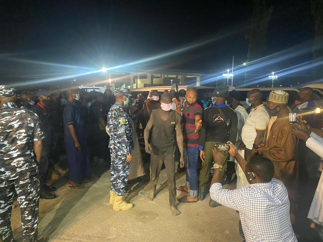 Photos: Niger state governor receives rescued abducted travelers