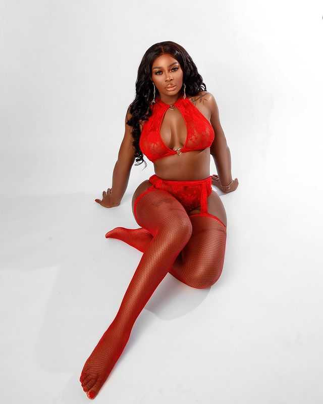 Ka3na Strips Down To Lingerie For Christmas (Photos)
